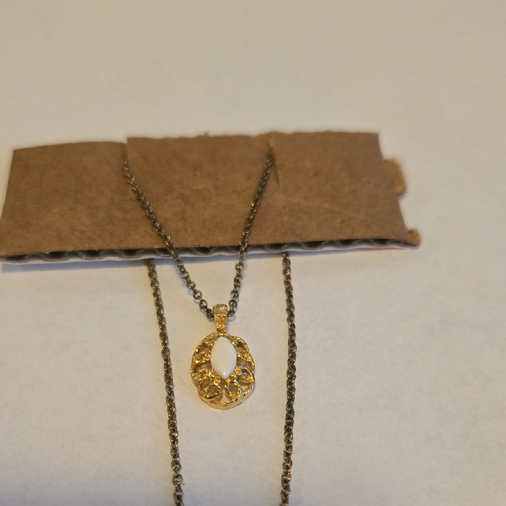 Elegant Gold Pendant Necklace